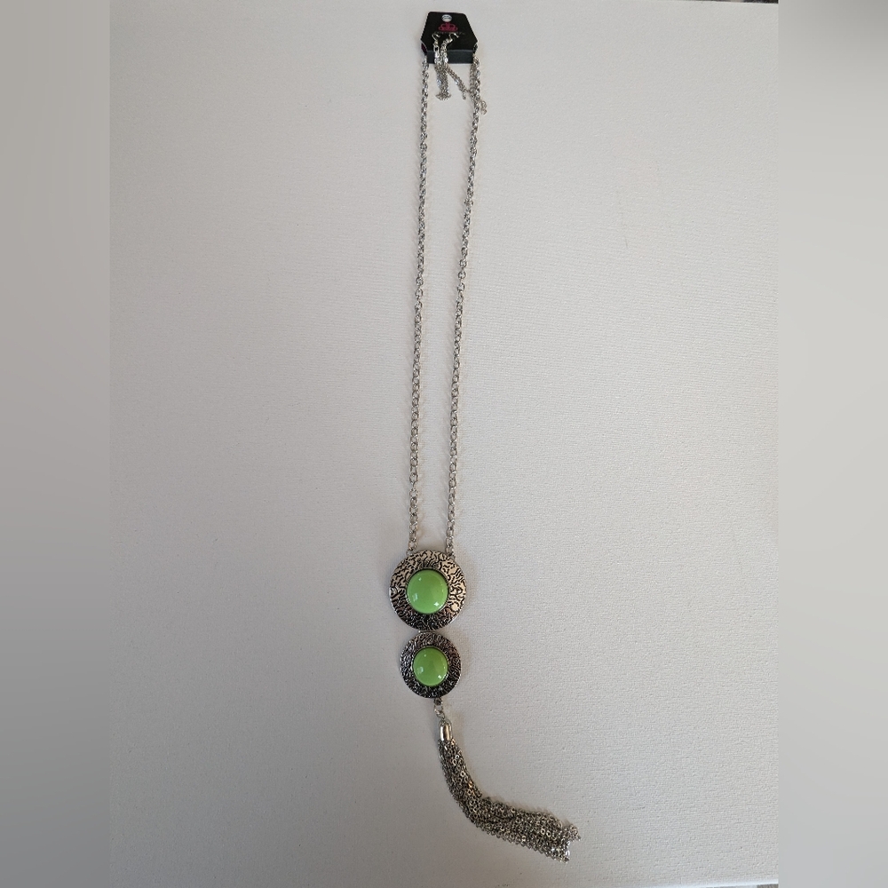 Paparazzi Necklace and Earring set